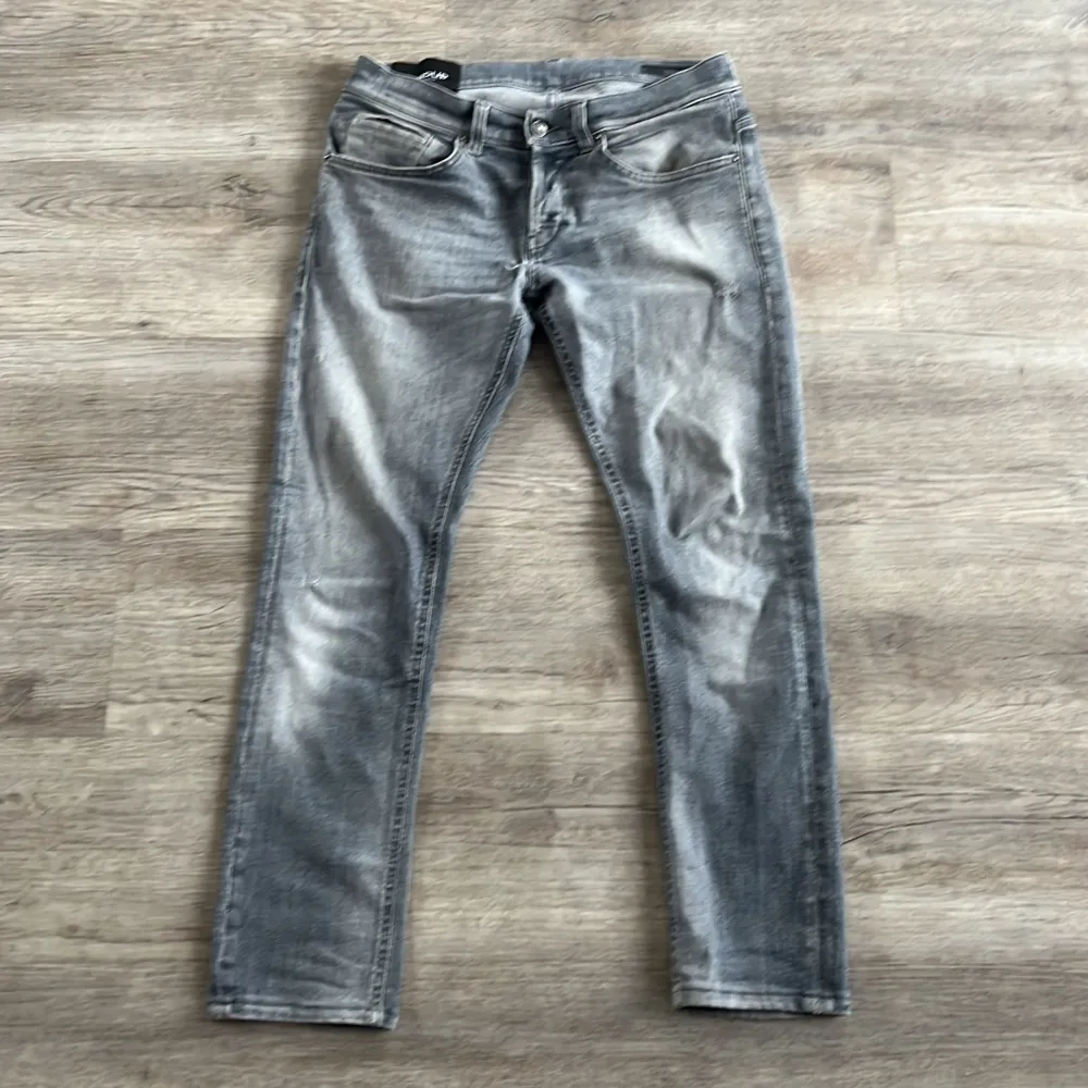 Tja! säljer nu dessa feta dondup jeans | Ett liten defekt vid rumpan men annars inget! Hör av er vid minsta lilla fråga |. Jeans & Byxor.