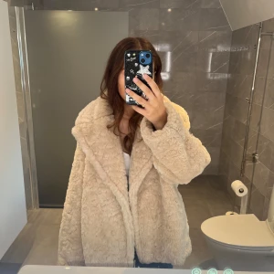 Fluff jacka - Säljer min så sköna fluff jacka från H&M  i storlek S💓 Använd typ 5 gånger så i nyskick 🥰