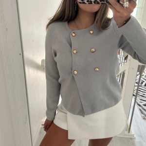 kofta med guldknappar  - en jättefin ”kofta” med guldknappar, jätteskönt lite tjockare material. Säljer pga att jag bara använder silver tyvär!