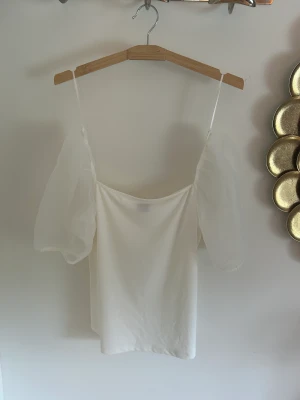 Vit topp Gina tricot - Vit topp med puffärm från Gina tricot, aldrig använd 