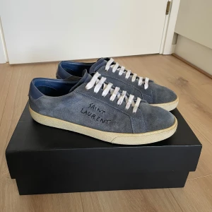 Saint Laurent skor  - Säljer ett par Saint Laurent skor!  Storlek 44! Kvitto, box, dustbags och kuvert medkommer vid köp!  Hör gärna av dig om du har frågor!