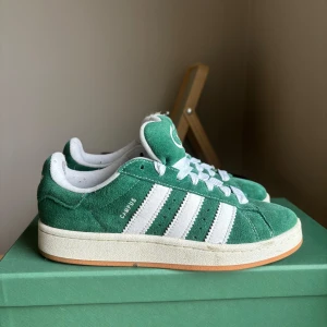 Adidas Campus 40 2/3 - Adidas Campus gröna Storlek 40 2/3 Bra skick, sparsamt använda  Skriv privat för fler frågor/bilder😃