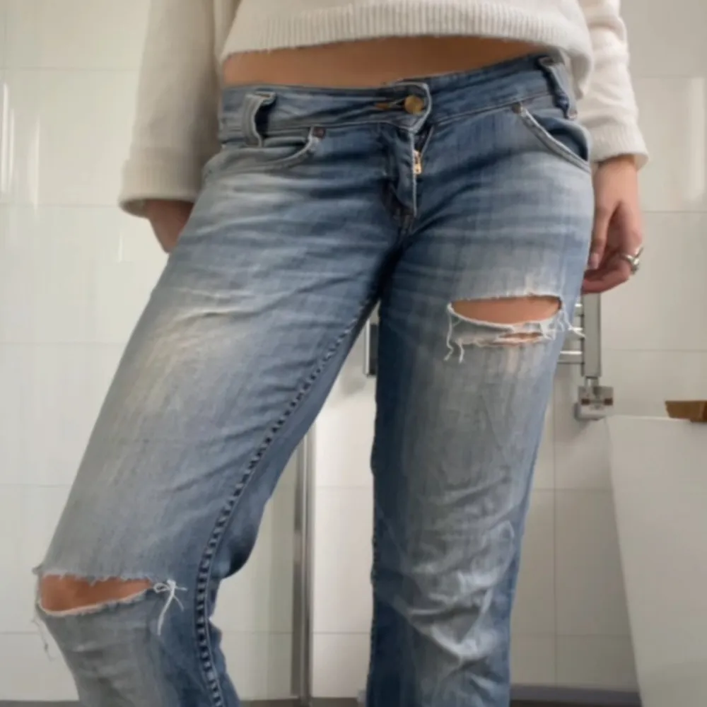 Säljer ett par snygga lågmidjade bootcut blå jeans från Lee. Köpte på plick för 800 och har använt de ca 4 gånger. Innerbenslängd: 71 Midjemått rakt över: 40. Jeans & Byxor.