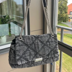 ”Denim” väska  - Så snygg denim väska från stradivarius!! Använd en gång, så gott som ny!!🤍