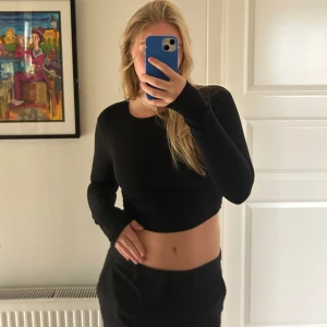 Festtopp med knyten rygg - Festtopp från NAKD som är supersnygg i ryggen!!😍torr det är strl S/M (har klipp bort lappen🙈). Den är endast använd en gång och annars i nyskick!!🤍