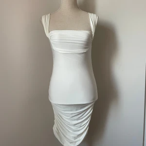 Vit klänning - Perfekt studentklänning! Från märket Parisian, storlek 36. Aldrig använd då jag valde en annan klänning istället. 🤍