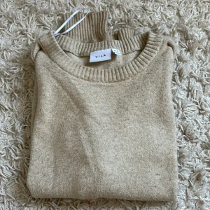 Vila stickad tröja - Säljer den här vila tröjan eftersom ja inte använder den längre, fof i bra skick Nypris:250kr