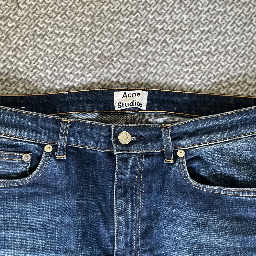 Skit snygga jeans ifrån acne studios. De är straight leg och är perfekta nu till hösten. Sitter som 30/30. Grymt skick. Kom privat om du har frågor eller funderingar. . Jeans & Byxor.