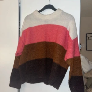 Stickad tröja  - Fin stickad tröja, nästan aldrig använd! 