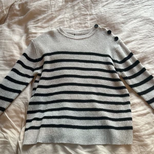 Randig stickad tröja  - En superfin stickad tröja med randigt mönster som är perfekt till hösten! Bara använt ett fåtal gånger, vet tyvärr inte märke då den är köpt secondhand💞