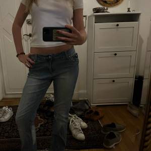 Säljer dessa skit snygga jeans som tyvärr är lite stora för mig, jag brukar ha 34 i jeanstorlekar! Dessa är i storlek 40, men jag tyxker ej att de stämmer på hur de sitter! Dessa passar en som har 38 i storlek. möter helst upp då min swish funkar ej