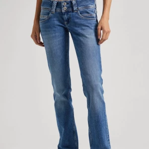 Lågmidjade jeans - Jättesköna och eftertraktade lågmidjade jeans från pepe jeans! Inga defekter och i väldigt bra skick eftersom de bara är använda några få gånger 😍 Helt slutsålda, orginalpris 999kr ❣️(skriv privat för egna bilder eller frågor)