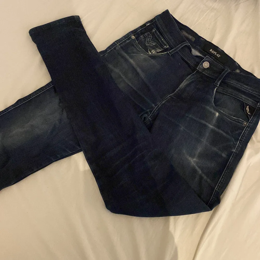 Replay anbass hyperflex jeans. Köpte dom här på Plick för 900 kr ish men dom var för små för mig. Dom har en defekt på ett av knäna men de ser ut som en snygg detalj och inget man lägger märke till. Skriv om du undrar något.. Jeans & Byxor.