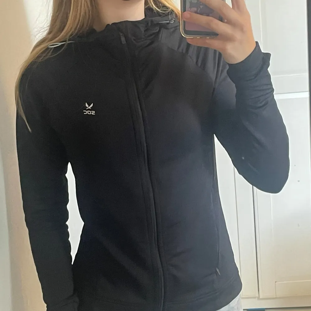 Säljer den svarta träning hoodie från stadium, lagom tunn o skönt material. Superfin skick, Strl XS. Org pris 399kr Priset kan diskuteras.. Sportswear.