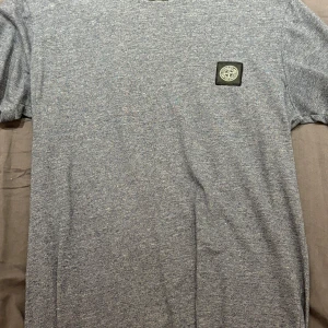 Stonebisland t shirt - söljer en stone island t shirt osäker om den är äkta därav sänkta priset storlek large inga defekter väldigt fint skick storlek large len passar medium fint ochså
