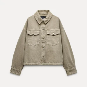 Khaki denim jacka med fickor  - Tunnare jacka i nyskick, bara använd ett få tal gånger! Färgen på jackas fångas tyvärr inte upp på bilden men skickar gärna bilder vid intresse! 💓Nypris 500kr