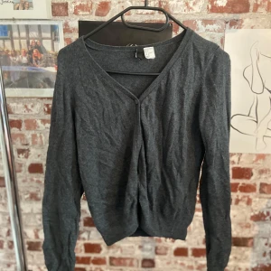 Grå kofta  - En helt vanlig grå kofta, varifrån vet jag ej. Men storlek 36, dock väldigt dålig andra bild. 