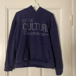 Hoodie - Fin mörkblå ”For The Culture” hoodie💙 Använd ett fåtal gånger