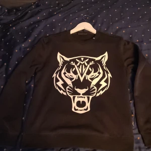 Äkta Philip Plein  - Philip Plein Sport. Den är knappt använd och allt är fint på den. Den är äkta och köpt från säker sida. Skriv om ni har frågot. Priset är inte fast