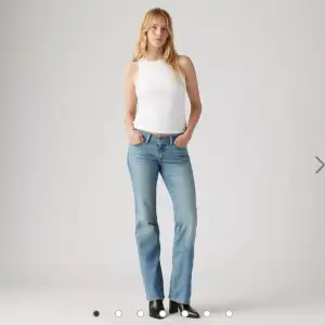 Nya populära jeans från Levis! Har andvänt dom en gång så dom är i nyskick. Säljer dom eftersom jag inte andvänt dom tillräckligt mycket för att behålla dom! Dom är i storlek 25x30 och passar mig som är 160. Nypris 949kr skriv privat för fler bilder💗