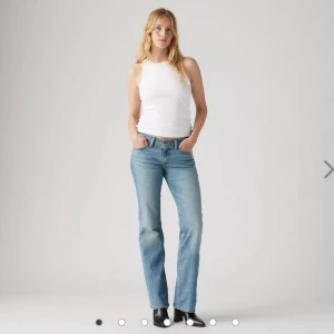 Levis low bootcut jeans - Nya populära jeans från Levis! Har andvänt dom en gång så dom är i nyskick. Säljer dom eftersom jag inte andvänt dom tillräckligt mycket för att behålla dom! Dom är i storlek 25x30 och passar mig som är 160. Nypris 949kr skriv privat för fler bilder💗