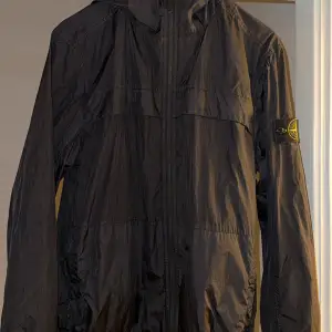 Tja! Säljer denna otroligt coola Stone island jacka i storlek Medium, Den är köpt på Joel i Borås nu under sommaren. Och den har inte blivit använd mycket. Nypris 6899kr Mitt pris 3199kr