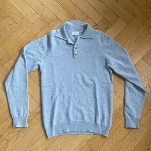 Davida Tröja - Säljer nu min snygga 100% Kashmir tröja från Davida Cashmere. Inga defekter eller skador! Nypris 3200kr. Mitt pris 699kr. Storlek S. Hör av dig om du har några frågor och funderingar!