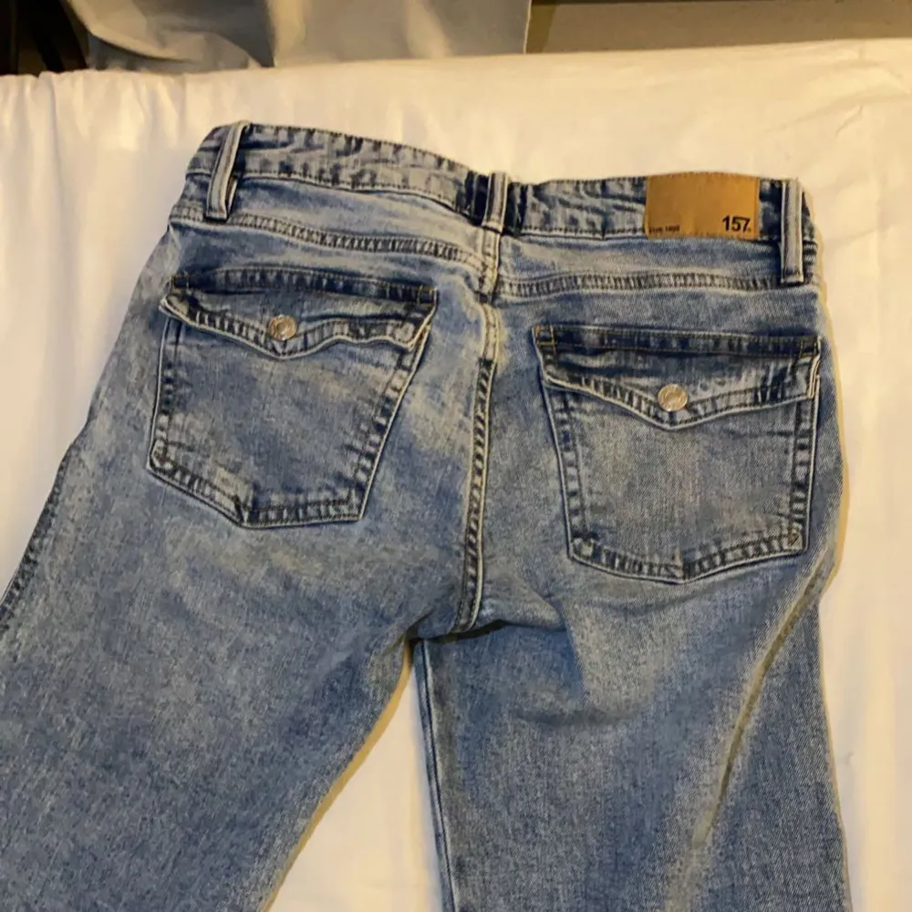 Säljer jeans i nyskick från lager 157 då jag inte kunde ha dom. Jag är 160cm lång och dom lägger sig bra längs med benen. Det är även design på bakfickorna. Storlek S och short length. Jeans & Byxor.