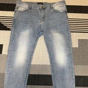 Ljusblå jeans från Prada - Säljer ljusblåa Prada jeans i nyskick. Storleken 38 men den är mindre känns som 36.