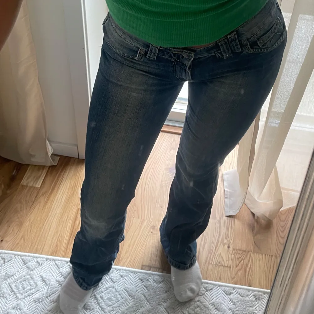 Jeans med låg midja  Bootcut   (Litet hål vid rumpan😳) Midjemått 29  Inga andra mått går att hitta på byxorna  Passar en xxs xs❤️ Vet ej om hålet går att sy igen 🧵🪡. Jeans & Byxor.