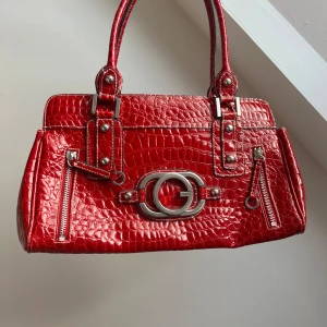 Guess väska - Väldigt fin och rymlig guess väska får plats med en dator. Trendig och fin färg 