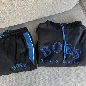 Hugo boss dress  - Hugo boss dress. Skick 9/10. Köpt från NK. Båda plaggen är i str S. Köp ett plagg för 400 och hela dressen för 600. Skriv vid frågor eller funderingar