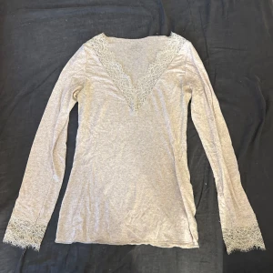 Intimissimi tröja - Jättefin tröja som passar till allt! Den är endast använd 2 gånger så nästan som ny!!! Nypris: 449kr