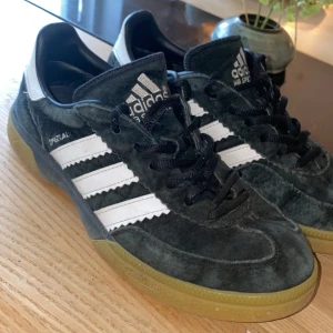 Adidas special - Säljer dessa för dem är för smö. Köpte dessa på en adidas butik i Malmö. Orginalpris 1299kr Matrealet är mocha. Skick:8/10 om ni vill köpa så meddela mig! 