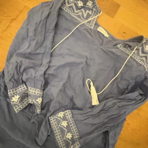 Blus  - Jätte bra skick ingen fläck , stolek M men passar s oxå 