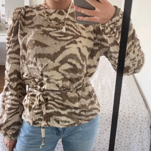 Zebra blus - Snygg blus från selected femme