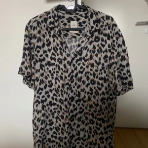 Leoskjorta herr M - T shirt skjorta i leopardmönster storlek herr M, river island