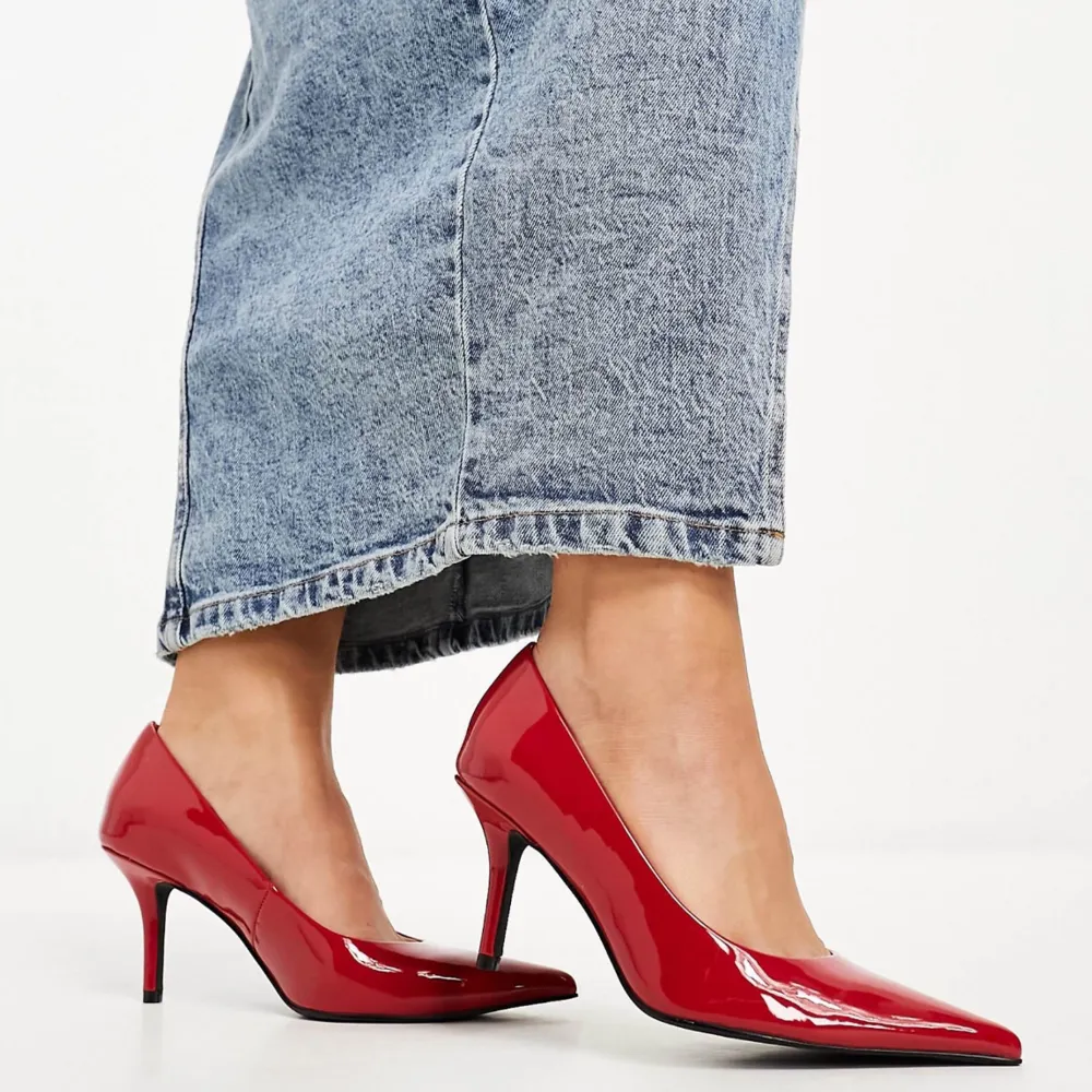 Röda pumps från ASOS design. Använda endast en gång inomhus så de är i mycket fint skick.. Skor.