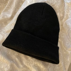 Svart mössa  - Super skön mössa från H&M.  Använt max 5 gånger! Använder inte längre då jag köpt en annan som kommer till användning mer💗
