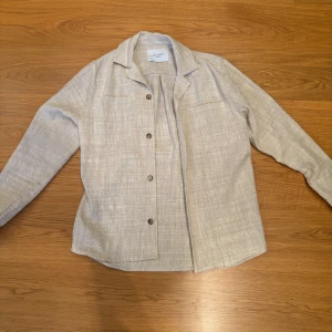 Les Deux Overshirt - Les Deux Overshirt, Biege, Strlk S sitter som M