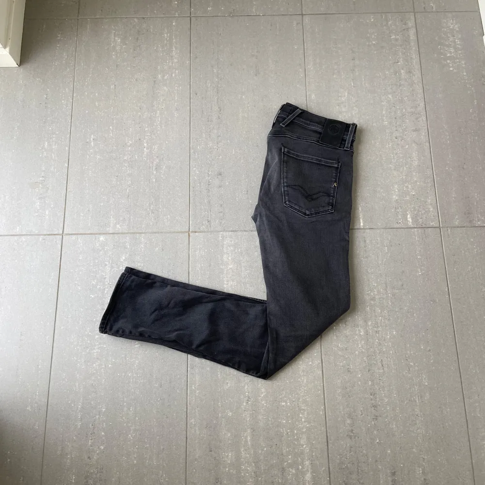 Säljer nu dessa svart/gråa replay Anbass Hyperflex jeans, skriv för fler bilder/frågor🙌🏼. Jeans & Byxor.