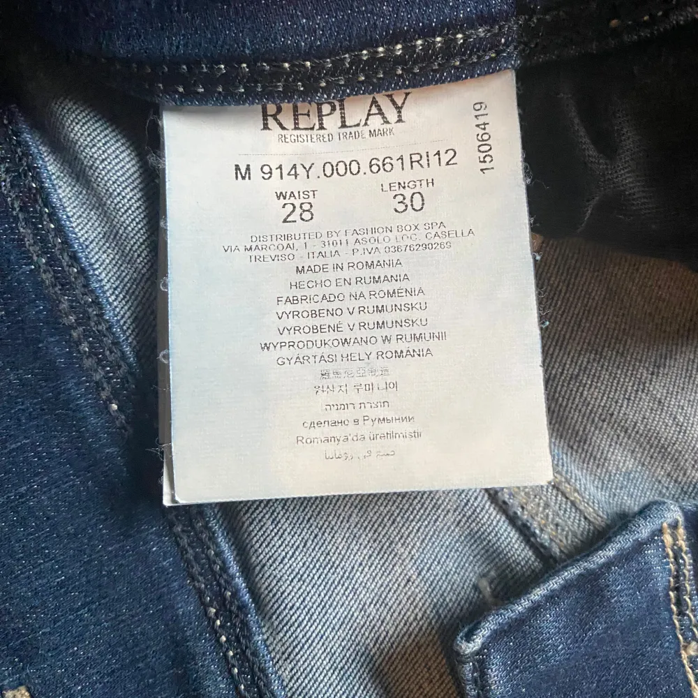 Säljer mina replay ambass jeans pga att jag aldrig använt dom. Måttet är 28 waist och 30 length. De är helt oanvända och priset online ligger på ca 1600kr . Jeans & Byxor.