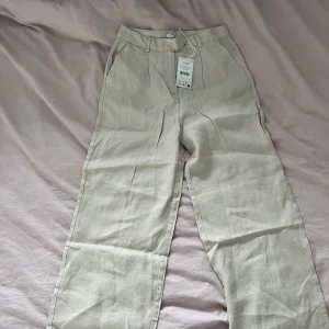 NA-KD linne byxor - Hej! Säljer den här superfina 100% linnebyxorna som är helt helt nya för att jag råkade beställa fel storlek. Nypris 900