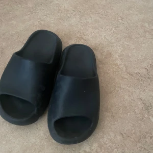Yeezy slides  - Säljer dessa slides då de ej passar mig längre och har tyvärr ingen box till dessa så säljer de för billigt.