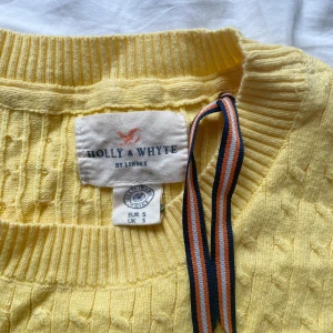 Stickad tröja - Jätte söt och skön tröja ifrån Holly & Whyte by Lindex. Endast avnvänd ett få tal gånger eftersom jag inte riktigt passar i färgen gul. En liten guld bit finns längre ner på tröjan som en extra detalj (se bild).