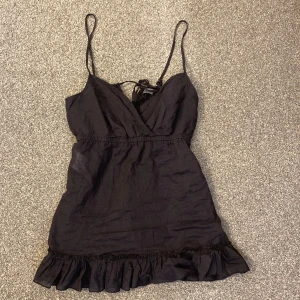 Topp  - Säljer nu denna as snygga topp med volanger nedtill då den tyvär inte kommer till någon användning. Den är i mycket fint skick. 