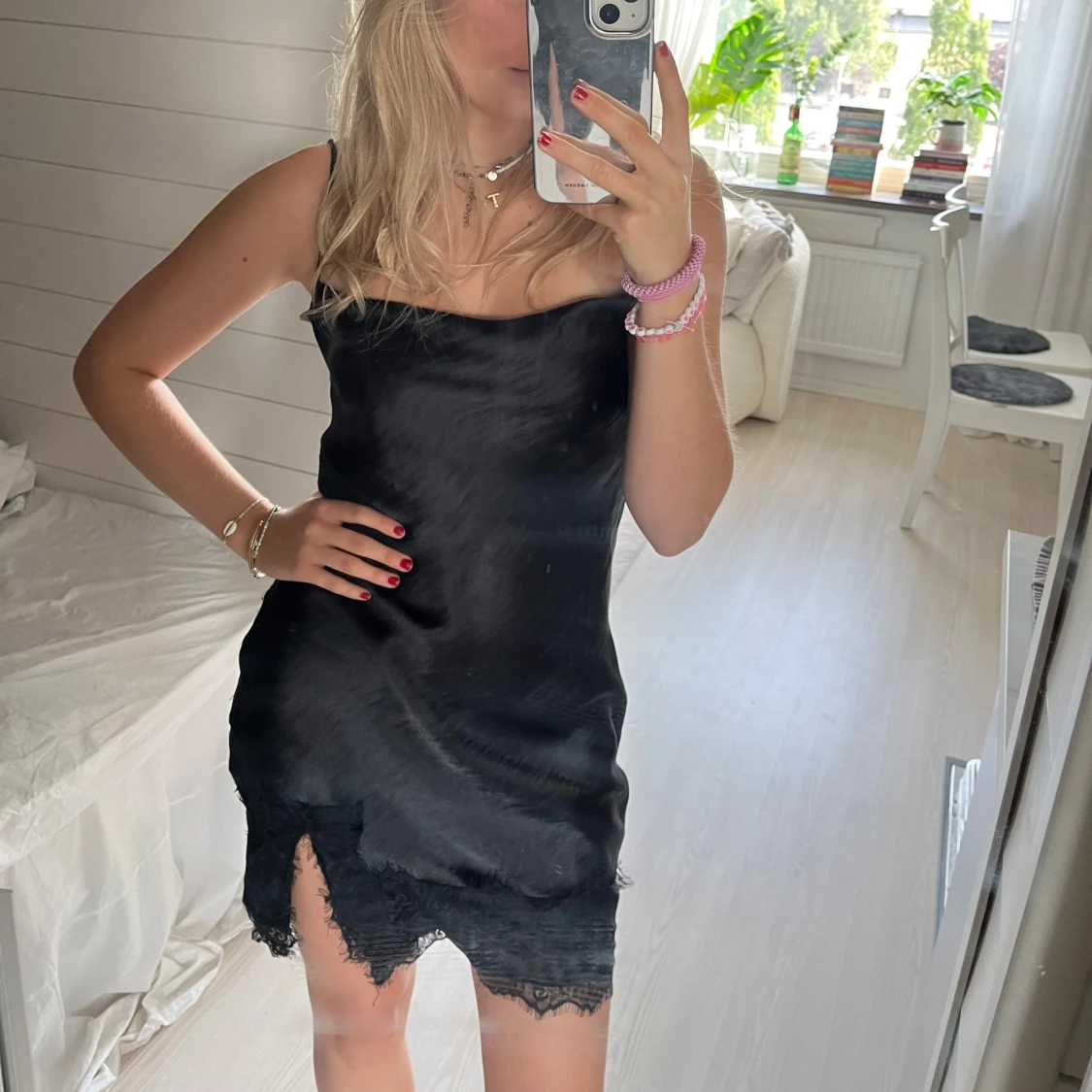 Så fin satinklänning 🖤