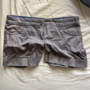 Lågmidjade shorts - Snygga grå lågmidjade shorts som sitter snyggt på höfterna. Märket är only och storleken M. 