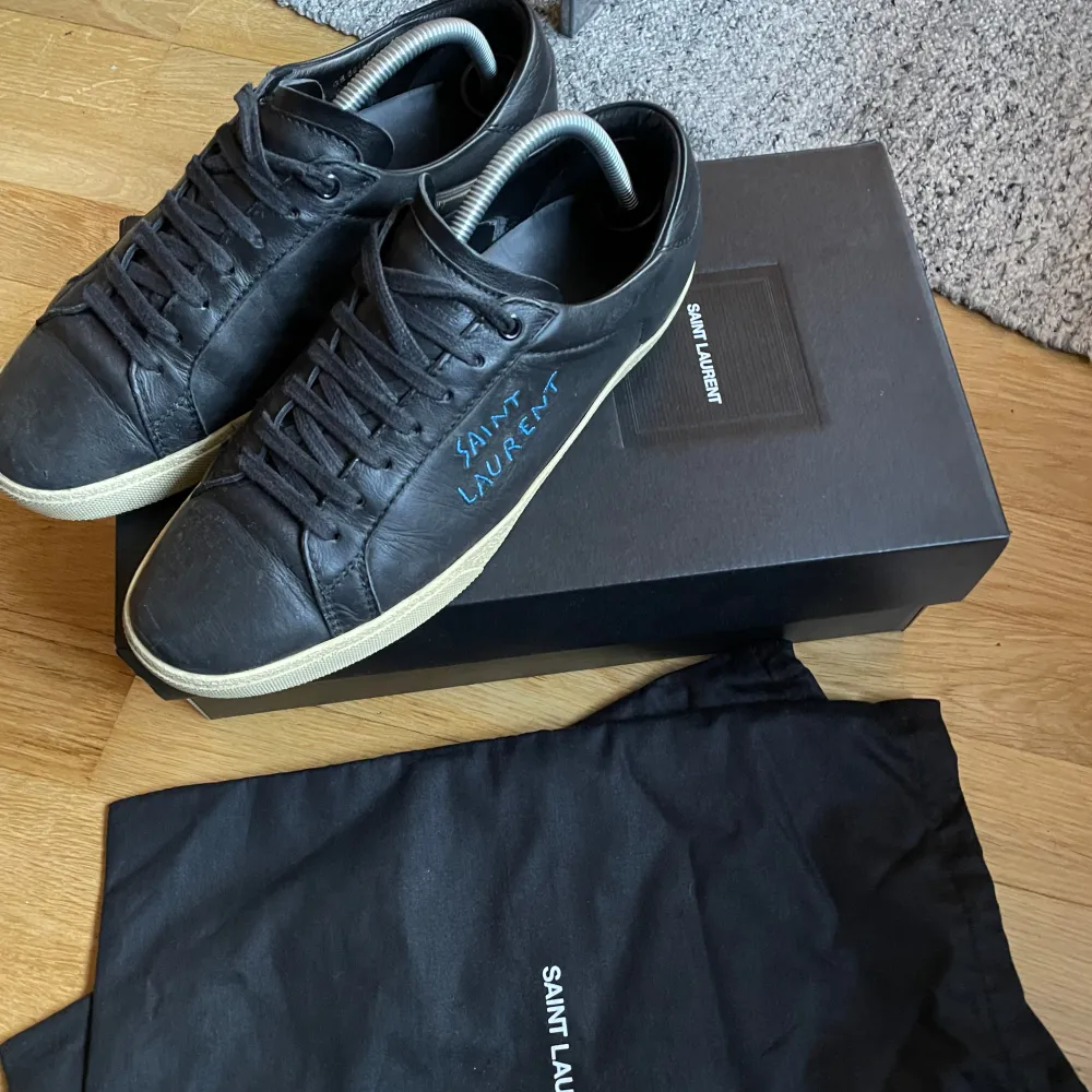 Saint Laurent court skor Medföljer original box och dampåsar . Skor.