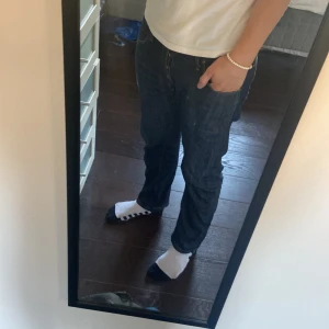 Lee jeans - Ett par riktigt snygga lee jeans- straight fit i mörkblå färg.  Inga defekter eller annat cond 9/10  Hör av er vid funderingar 